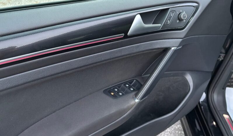 
								Volkswagen Golf GTI VII Performance 2.0 TSI 230 C.V. DSG. full									